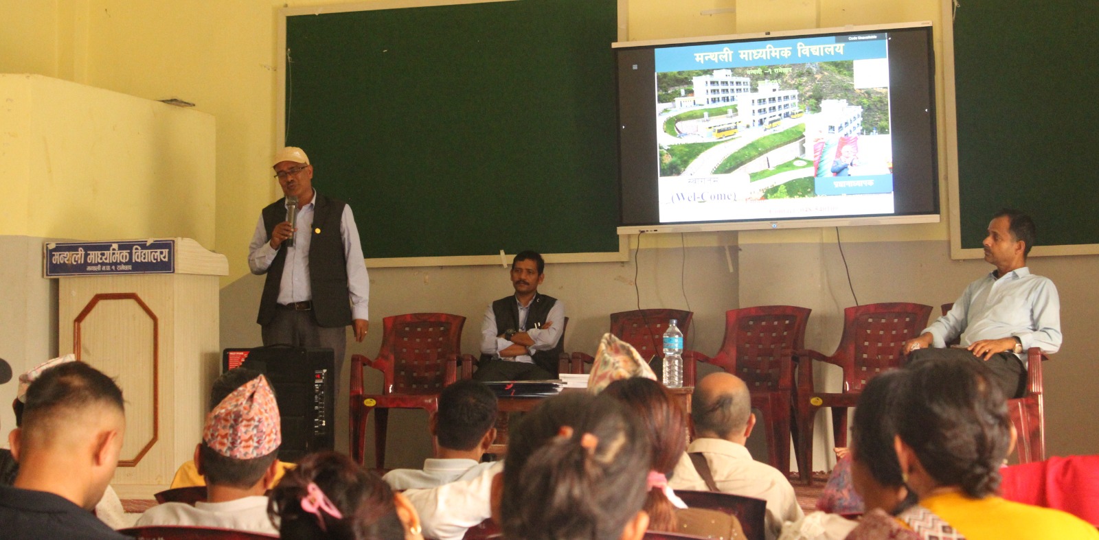 प्रगति मा बि गौरादह झापाबाट ४० जनाको टिम मन्थली मावि मन्थलीको अध्ययन अवलोकन भ्रमणमा आउनु  भएकोमा मन्थली माविमा प्र अ डा.टंकप्रसाद दहालज्यूबाट स्वागत गर्दै मन्थली माविको वस्तुस्थितिबारे जानकारी गराउदै@२०८३/०२/०८