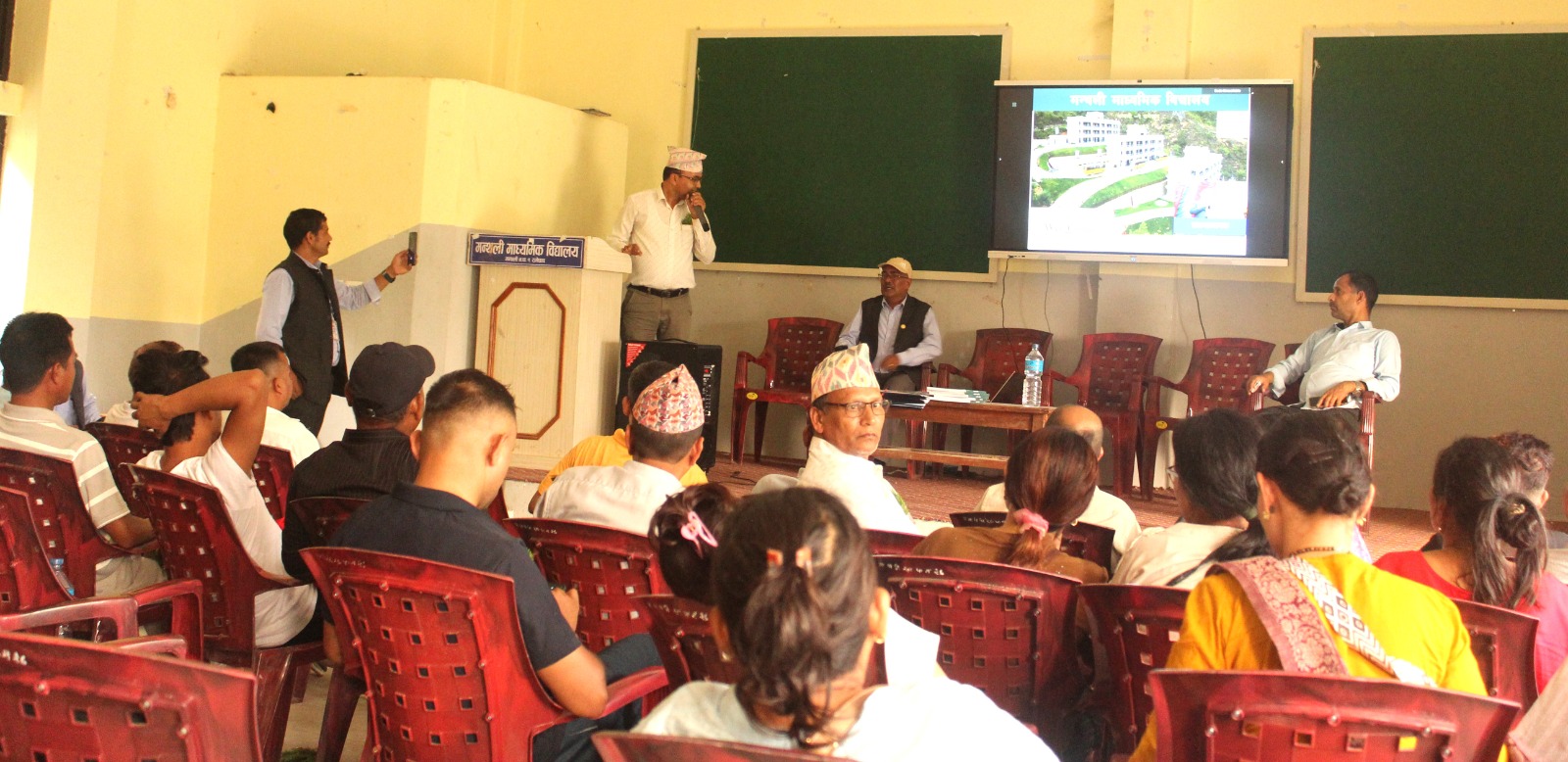 प्रगति मा बि गौरादह झापाबाट ४० जनाको टिम मन्थली मावि मन्थलीको अध्ययन अवलोकन भ्रमणमा आउनु  भएकोमा मन्थली माविमा प्र अ डा.टंकप्रसाद दहालज्यूबाट स्वागत गर्दै मन्थली माविको वस्तुस्थितिबारे जानकारी गराउदै@२०८३/०२/०८