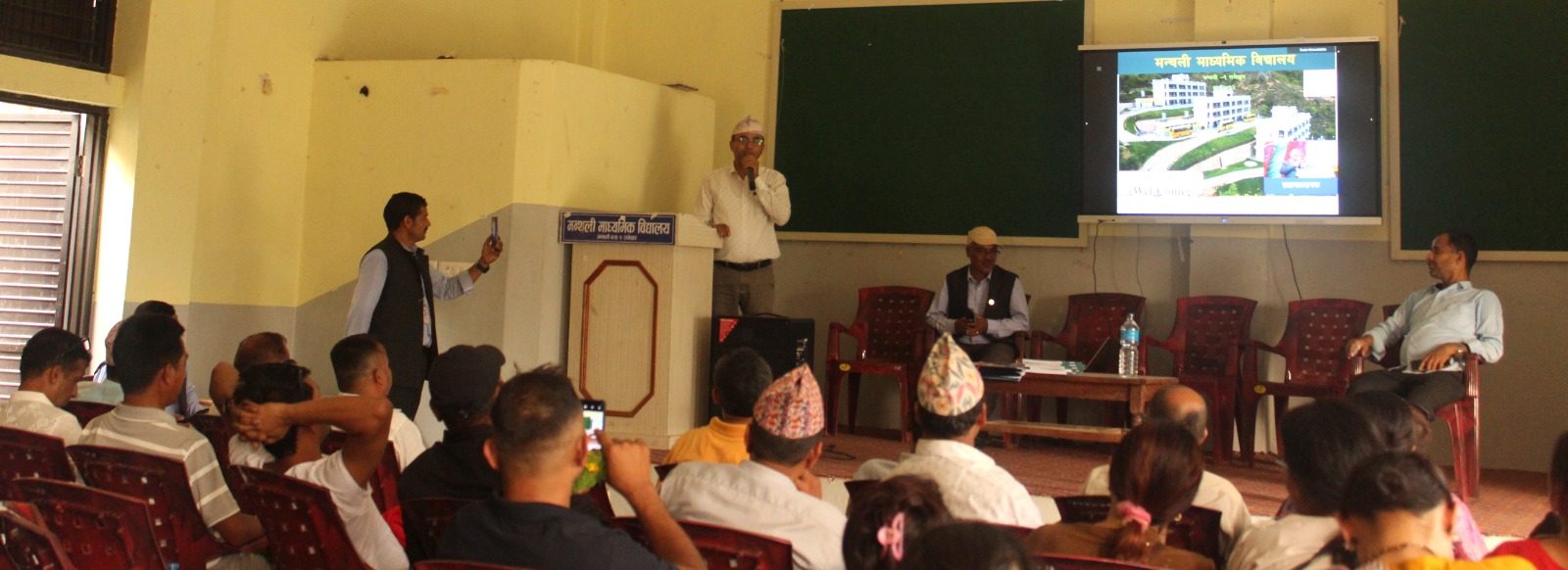 प्रगति मा बि गौरादह झापाबाट ४० जनाको टिम मन्थली मावि मन्थलीको अध्ययन अवलोकन भ्रमणमा आउनु  भएकोमा मन्थली माविमा प्र अ डा.टंकप्रसाद दहालज्यूबाट स्वागत गर्दै मन्थली माविको वस्तुस्थितिबारे जानकारी गराउदै@२०८३/०२/०८