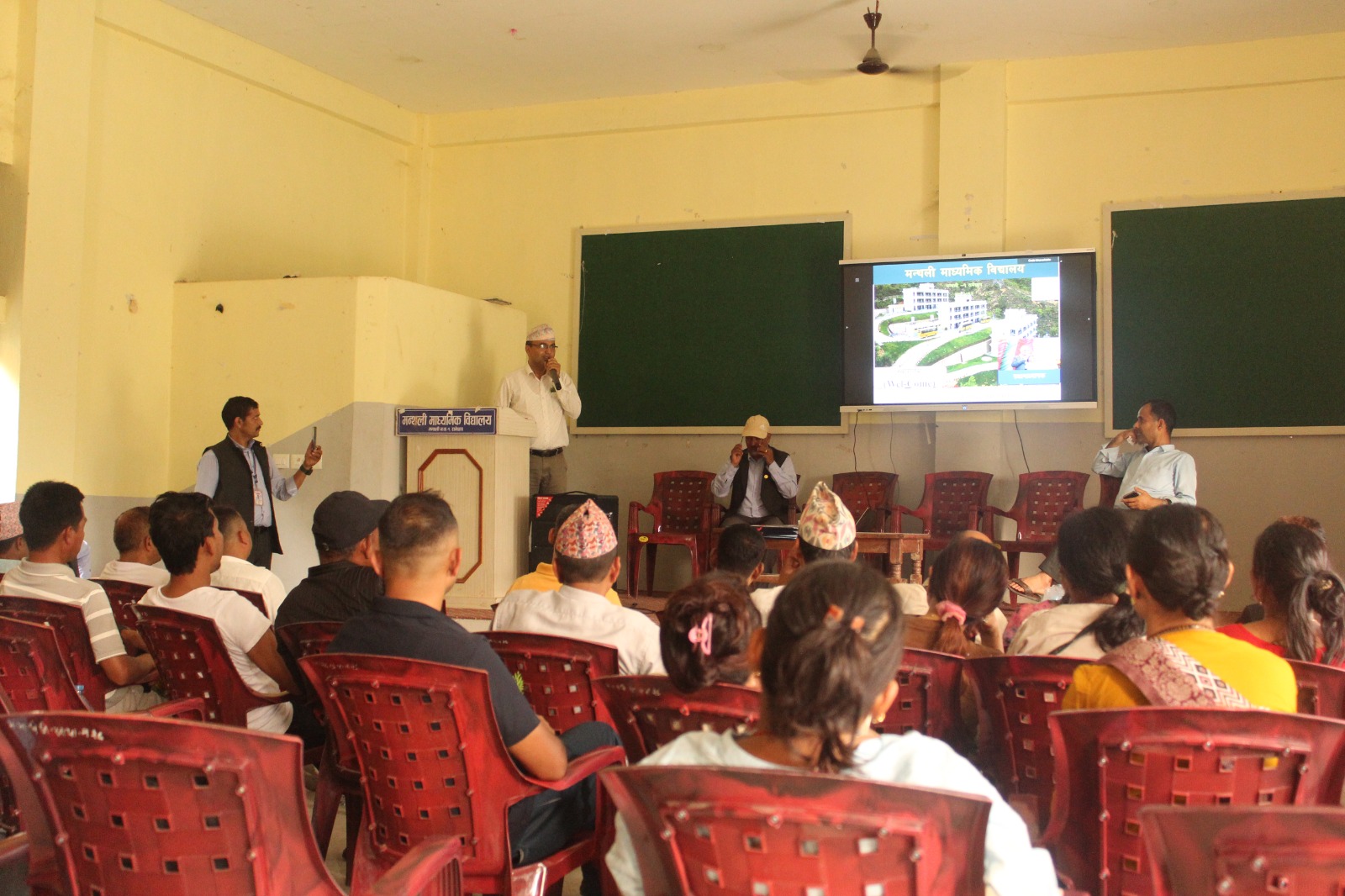 प्रगति मा बि गौरादह झापाबाट ४० जनाको टिम मन्थली मावि मन्थलीको अध्ययन अवलोकन भ्रमणमा आउनु  भएकोमा मन्थली माविमा प्र अ डा.टंकप्रसाद दहालज्यूबाट स्वागत गर्दै मन्थली माविको वस्तुस्थितिबारे जानकारी गराउदै@२०८३/०२/०८