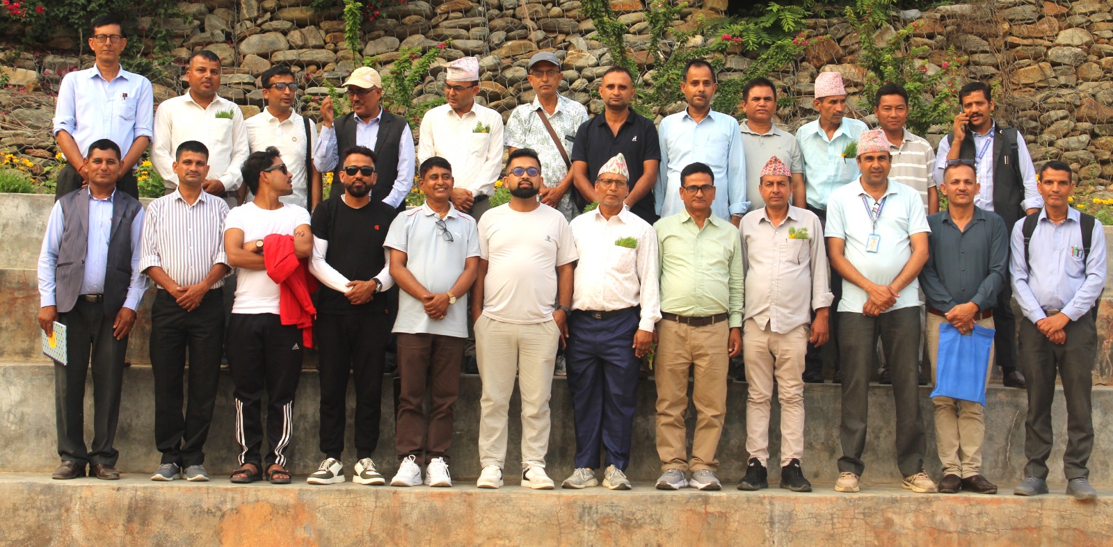 प्रगति मा बि गौरादह झापाबाट ४० जनाको टिम मन्थली मावि मन्थलीको अध्ययन अवलोकन भ्रमणमा आउनु  भएकोमा मन्थली माविमा प्र अ डा.टंकप्रसाद दहालज्यूबाट स्वागत गर्दै मन्थली माविको वस्तुस्थितिबारे जानकारी गराउदै@२०८३/०२/०८